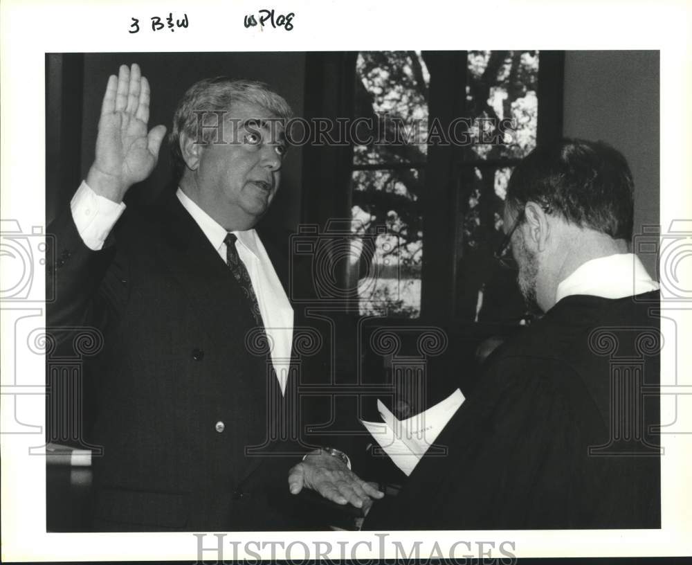 1994 Press Photo Judge Robert Lobrano swears in Clude Giordano - Historic Images