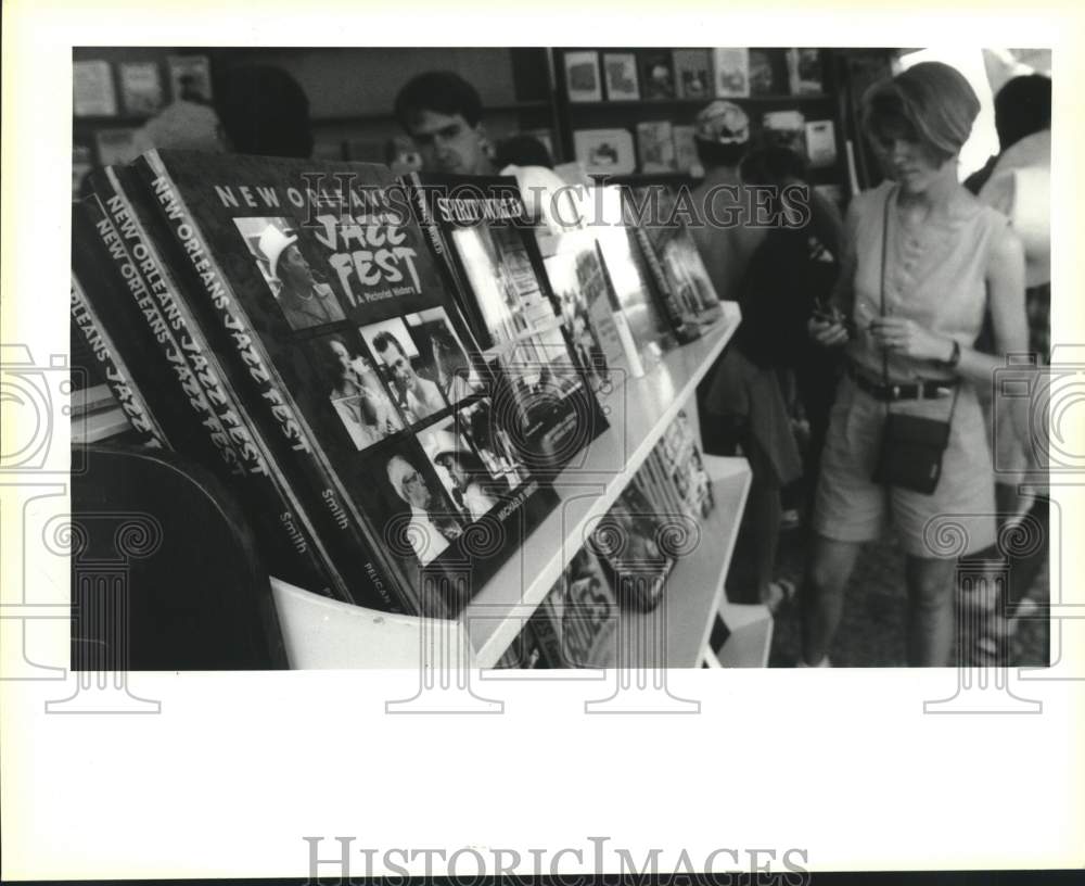 1992 Press Photo New Orleans Jazz Festival goers at the Book Tent - Historic Images