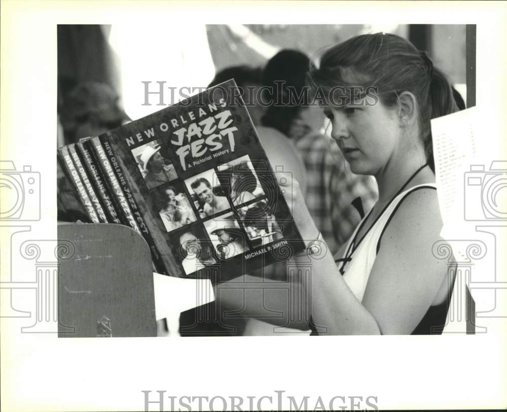 1992 Press Photo Suzie Chambers checks out &quot;New Orleans Jazz Fest&quot; book - Historic Images