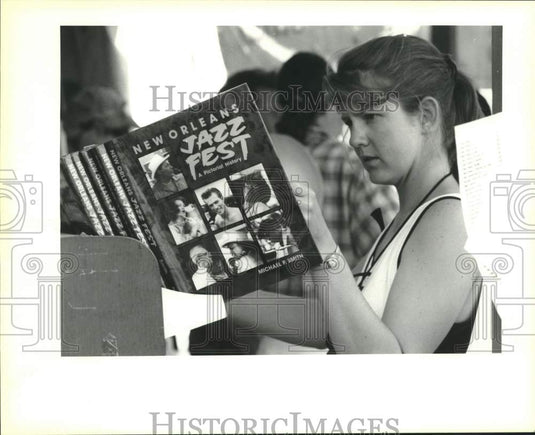 1992 Press Photo Suzie Chambers checks out "New Orleans Jazz Fest" book - Historic Images
