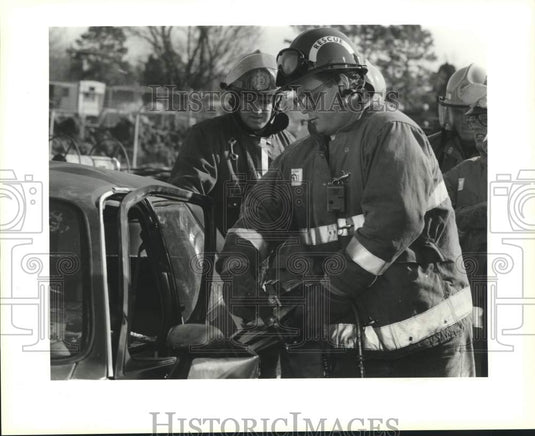 1994 Press Photo Mobil Oil fireman Don Simmons during "Jaws of Life" tools drill - Historic Images