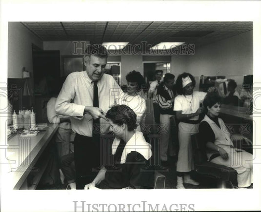 1986 Press Photo John Jay is working on Susan Burnell's hair at his salon - Historic Images