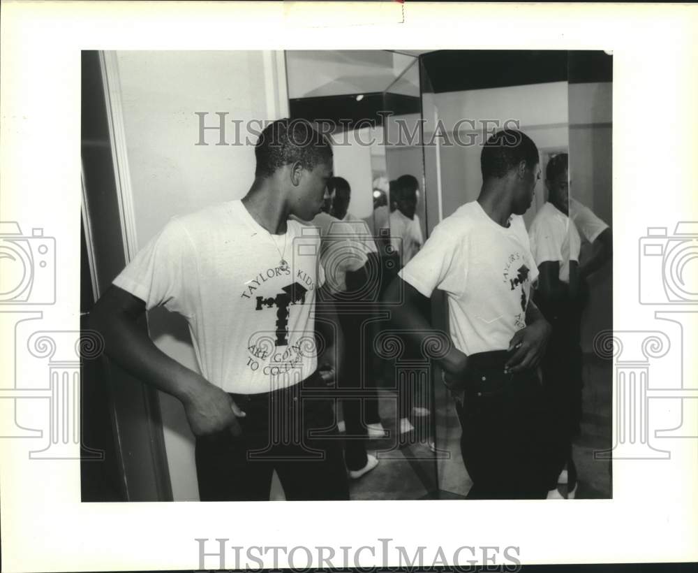 1989 Press Photo Taylor&#39;s Kids-Kendall Rixner &amp; Clifton Rinkney try on jeans - Historic Images