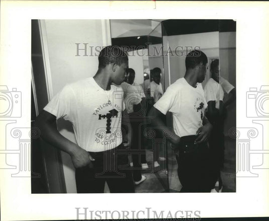 1989 Press Photo Taylor's Kids-Kendall Rixner & Clifton Rinkney try on jeans - Historic Images