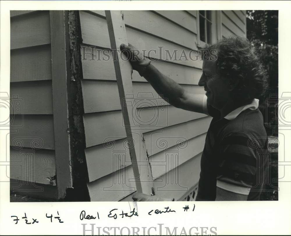 1990 Press Photo Carpenter Bobby Harper uncovers termite infested wood - Historic Images