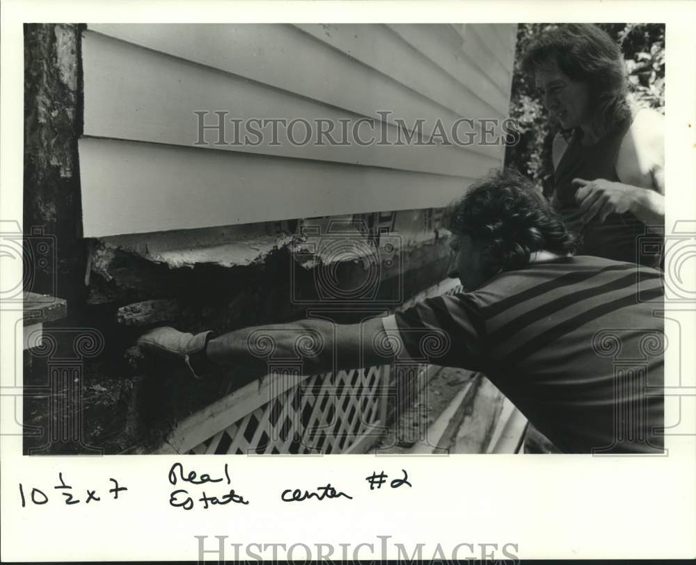 1990 Press Photo Bobby Harper and Bruce Welch remove termite ridden home siding - Historic Images