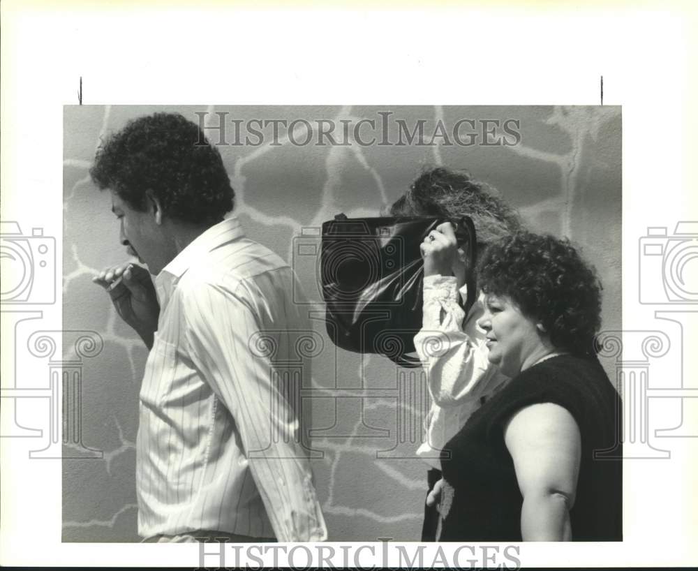 1991 Press Photo Defendant Stacy Harmon with family at St. Tammany courthouse - Historic Images