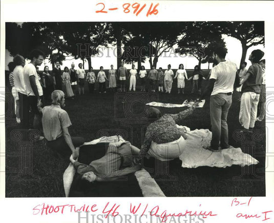 1987 Press Photo Harmonic Convergence participant passes out during "ohming" - Historic Images