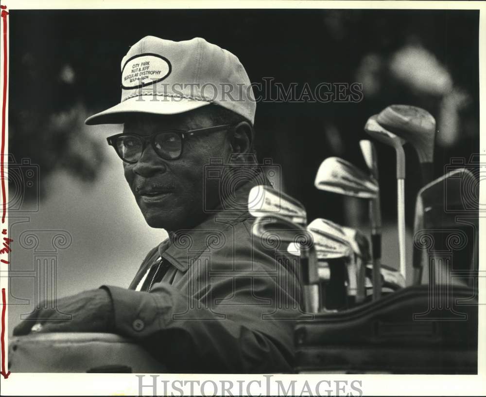 1984 Press Photo Golf enthusiast 76-year-old Charles Harris - nob45403 - Historic Images