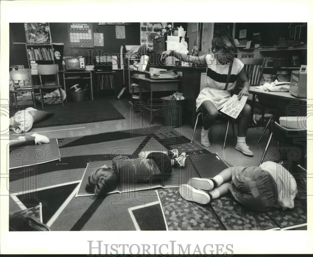 1990 Press Photo Andre Smith and students of Alice Hart School during nap time - Historic Images