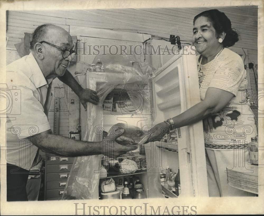 1975 Press Photo Mabel and Varice Henry shown with their stuffed home freezer - Historic Images