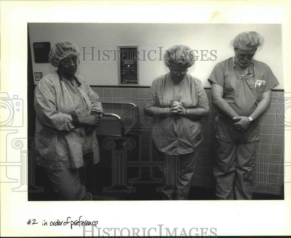 1992 Press Photo Nurse Belinda Henry & surgical staff pray before surgery opens - Historic Images