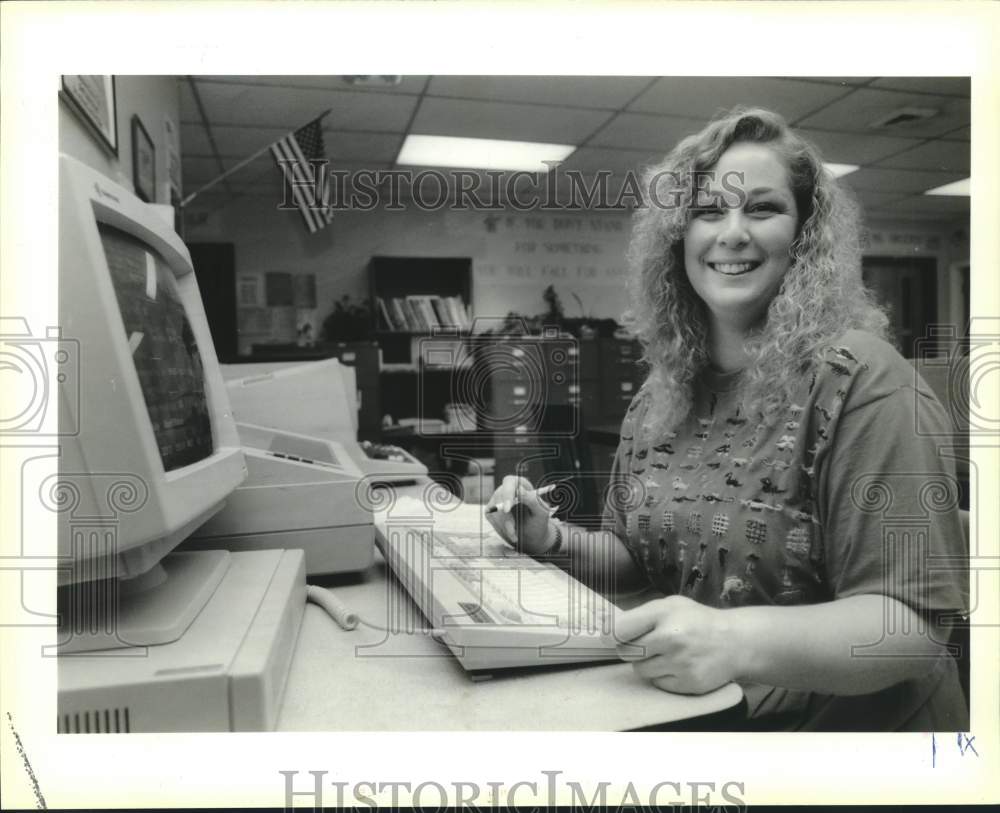 1991 Press Photo Sally Harold named West Bank Volunteer of the Year - Historic Images