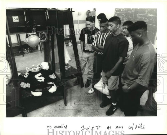 1993 Press Photo Teammates of slain Carell Harris stand at his empty locker - Historic Images