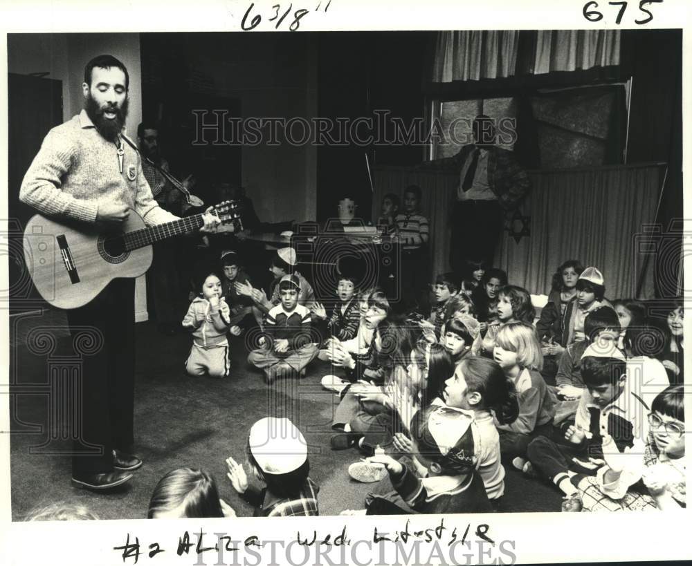 1986 Press Photo Yaakov and Aliza Horowitz sing to kids at Beth Israel Synagogue - Historic Images