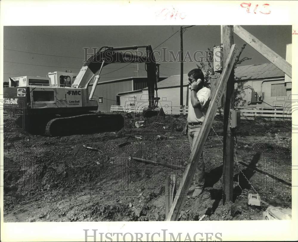 1988 Press Photo Steve Horvath on the phone in a makeshift office in Metairie. - Historic Images