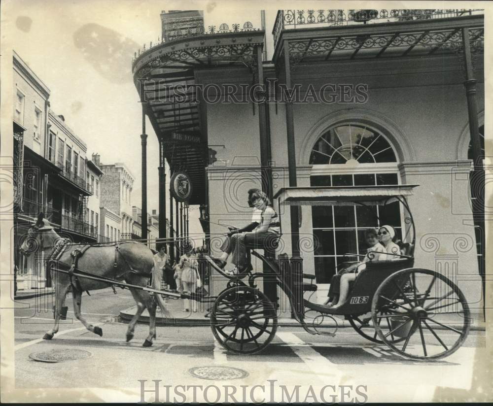 1974 Press Photo New Orleans-Horse &amp; buggy move through the French Quarter. - Historic Images