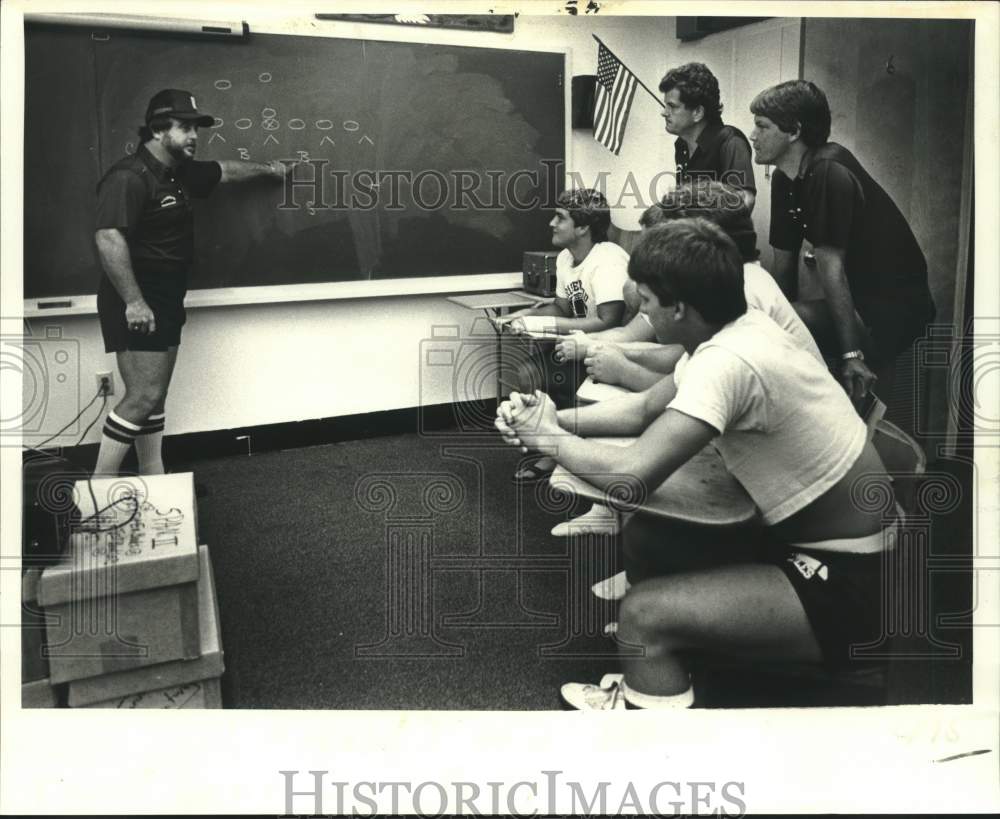 1980 Press Photo Coach Irvine goes over strategy with Ridgewood football players - Historic Images