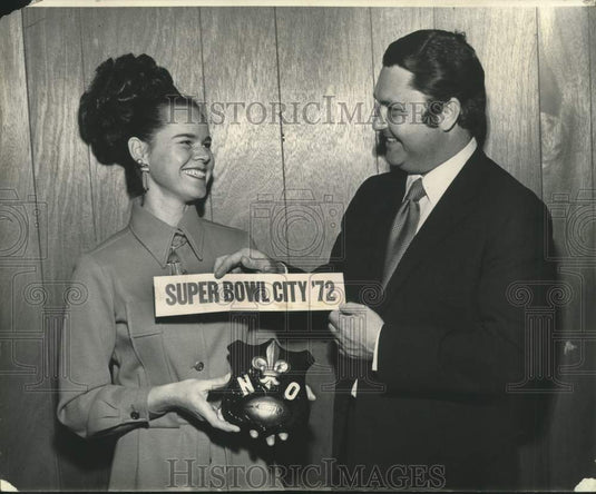 1971 Mrs Beulah Parsells & Leon Irwin III raise money-Tulane Turf - Historic Images