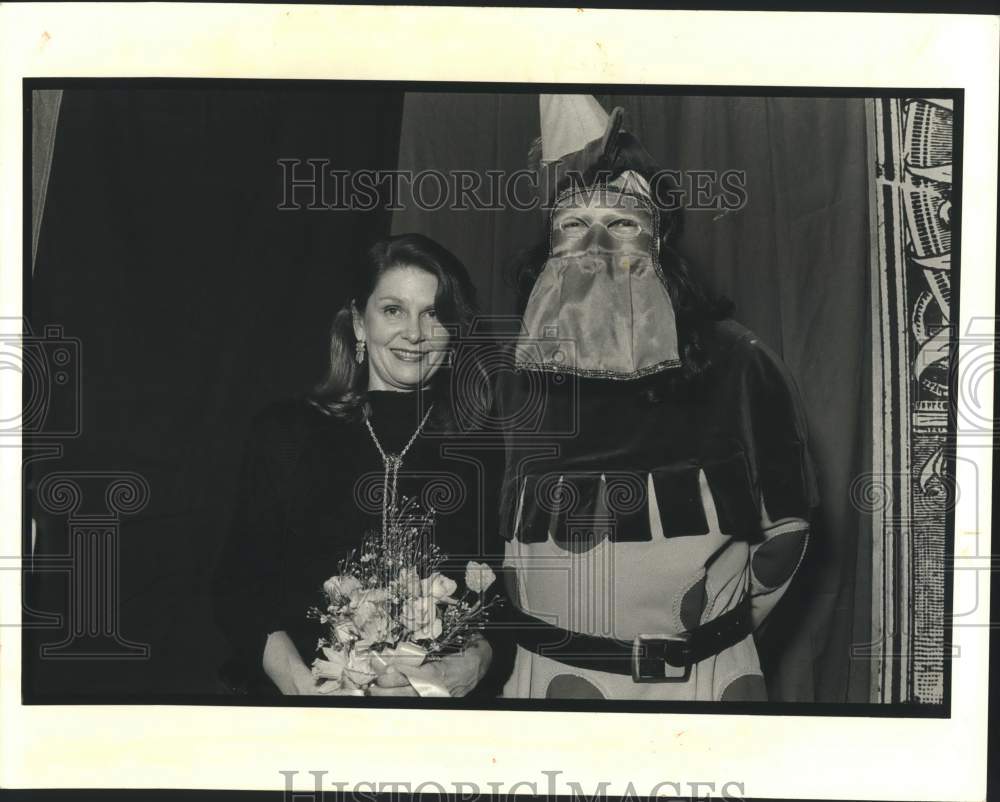 1990 Press Photo Hilary Irvin with Knight at Arthurians Ball - Historic Images