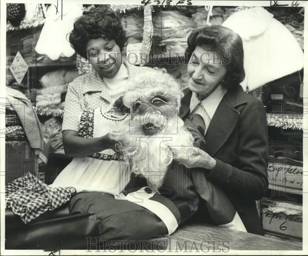 1976 Press Photo Jo-Ann Shop Managers Inspect Santa Claus Mask at Store Meeting - Historic Images