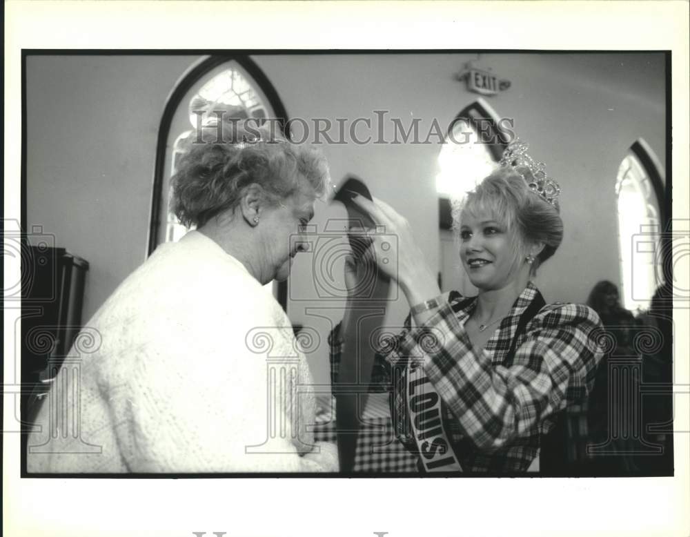 1992 Press Photo Mrs. Louisiana-Denise Isabell, pins a sash onto Doris Babineaux - Historic Images