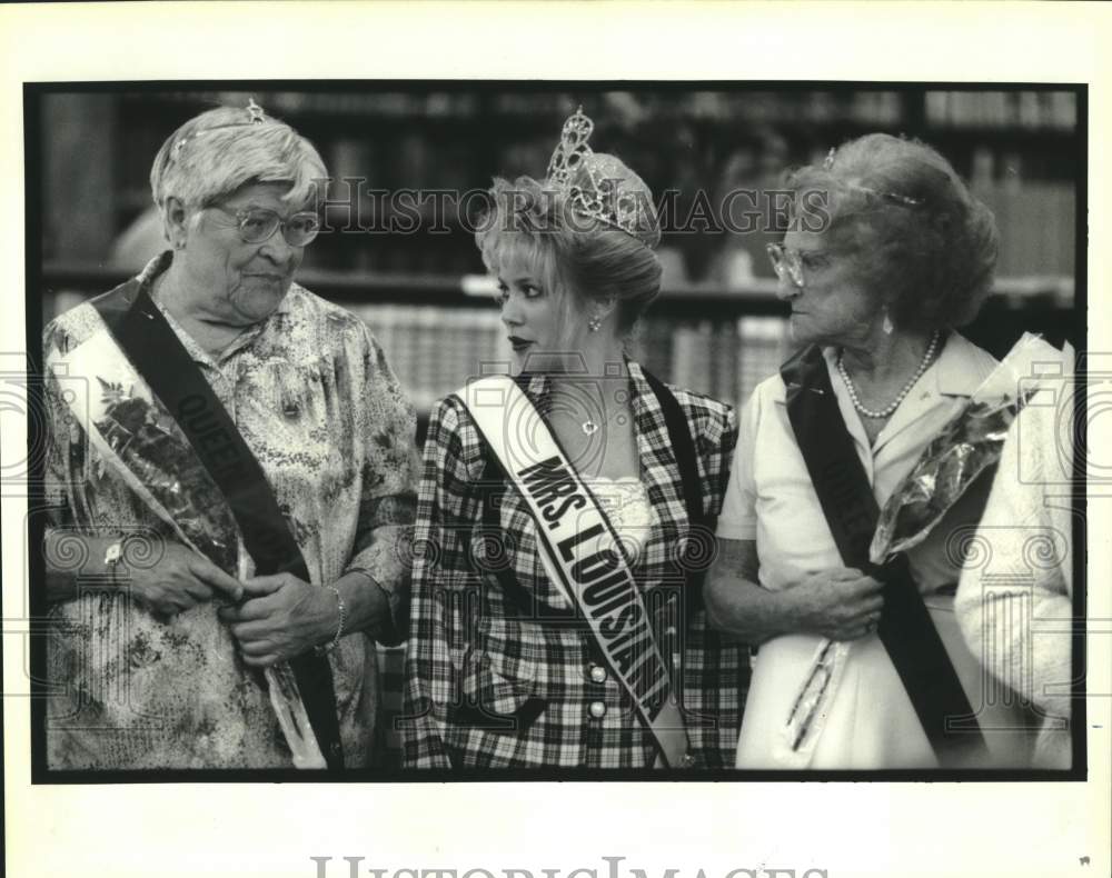 1992 Press Photo Mrs. Louisiana-Denise Isabelle with Gretna Senior Center Queens - Historic Images