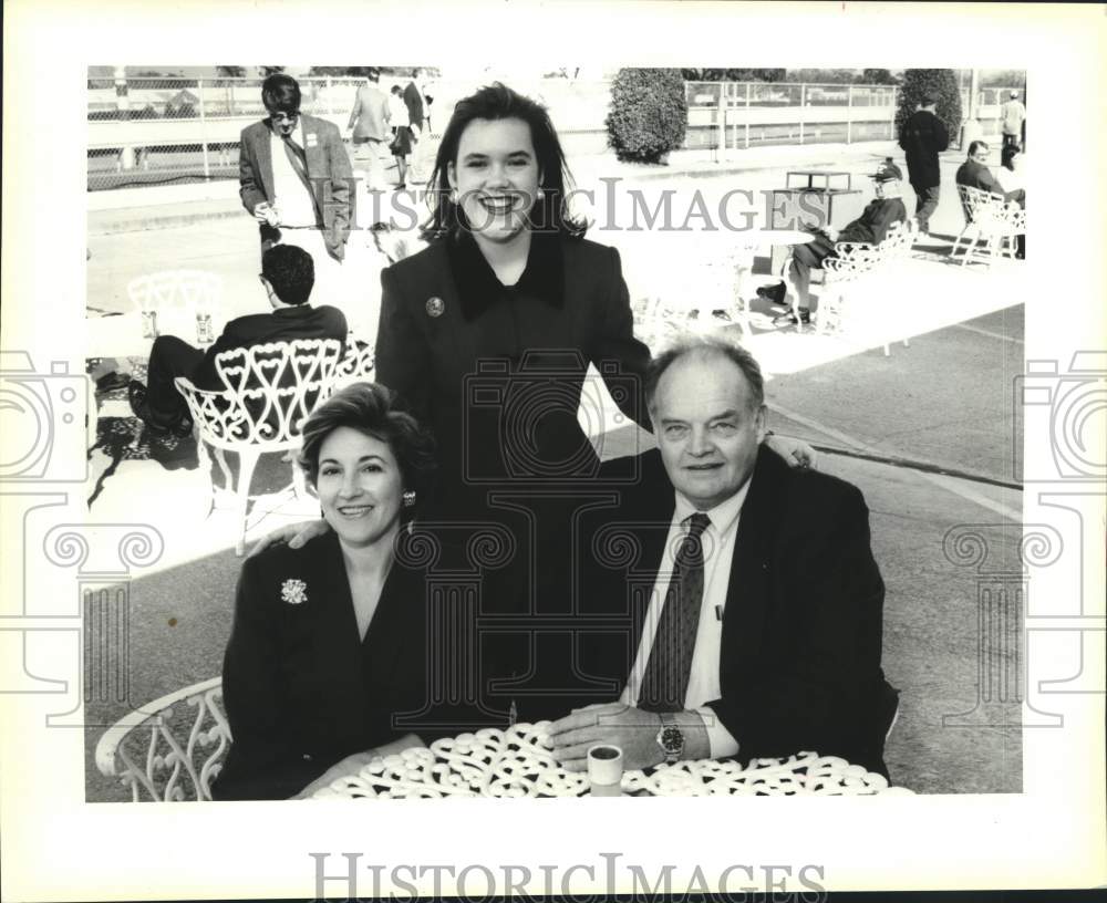 1994 Press Photo Dot Isacks, debutante Catherine Oge, and Leonard Isacks - Historic Images
