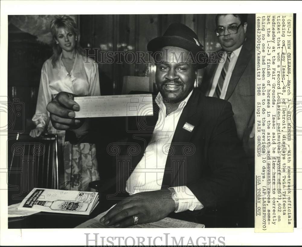 1988 Press Photo Roy Isaac displays Twin Trifecta ticket that won payoff - Historic Images