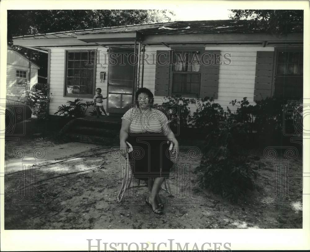 1988 Press Photo Verlee Isaac and grandson Marcus at their Charles Street home - Historic Images