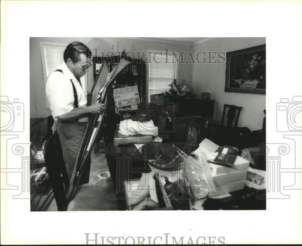 1994 Press Photo Isleno descendant Stephen Estopenal prepares rifle for exhibit - Historic Images