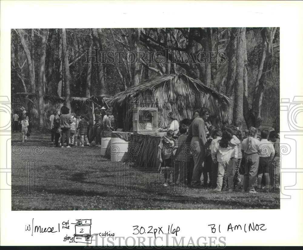 1993 Press Photo Kids lined up during Museum Days at Ducros-Islenos Museum - Historic Images