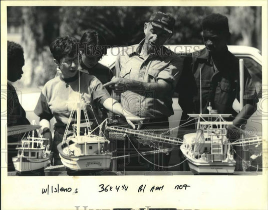 1992 Press Photo Charles Robin explains model boat to students at Islenos Museum - Historic Images