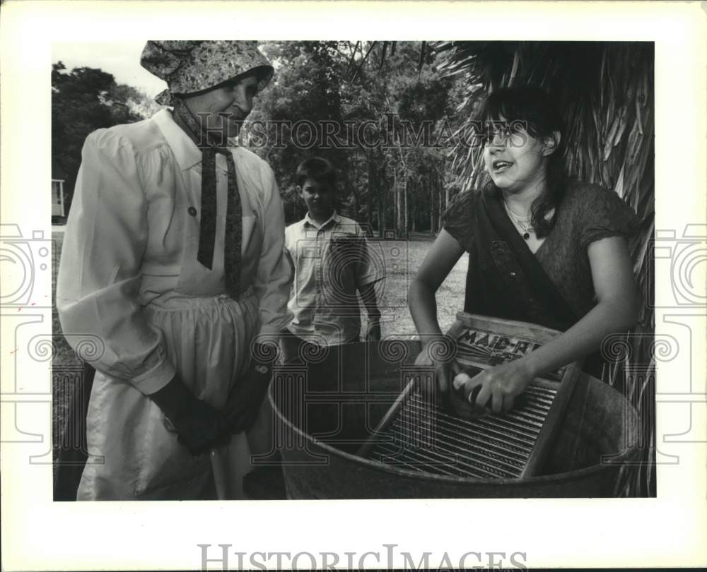 1990 Press Photo Barbara Robin and student Inez Quintanilla at Islenos Museum - Historic Images