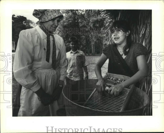 1990 Press Photo Barbara Robin and student Inez Quintanilla at Islenos Museum - Historic Images