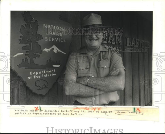 1987 Press Photo James Isenogle retires as Superintendent of Jean Lafitte - Historic Images