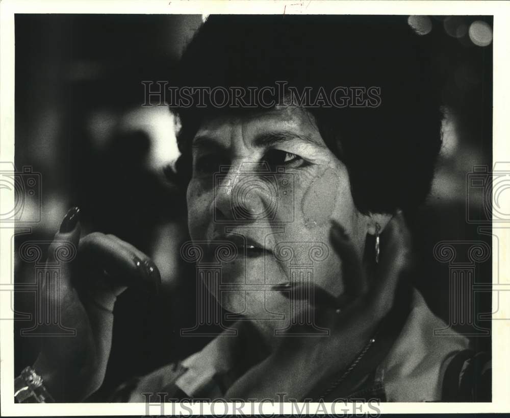 1985 Press Photo Maria Camara has replica epoxy applied to her at D.H. Holmes - Historic Images