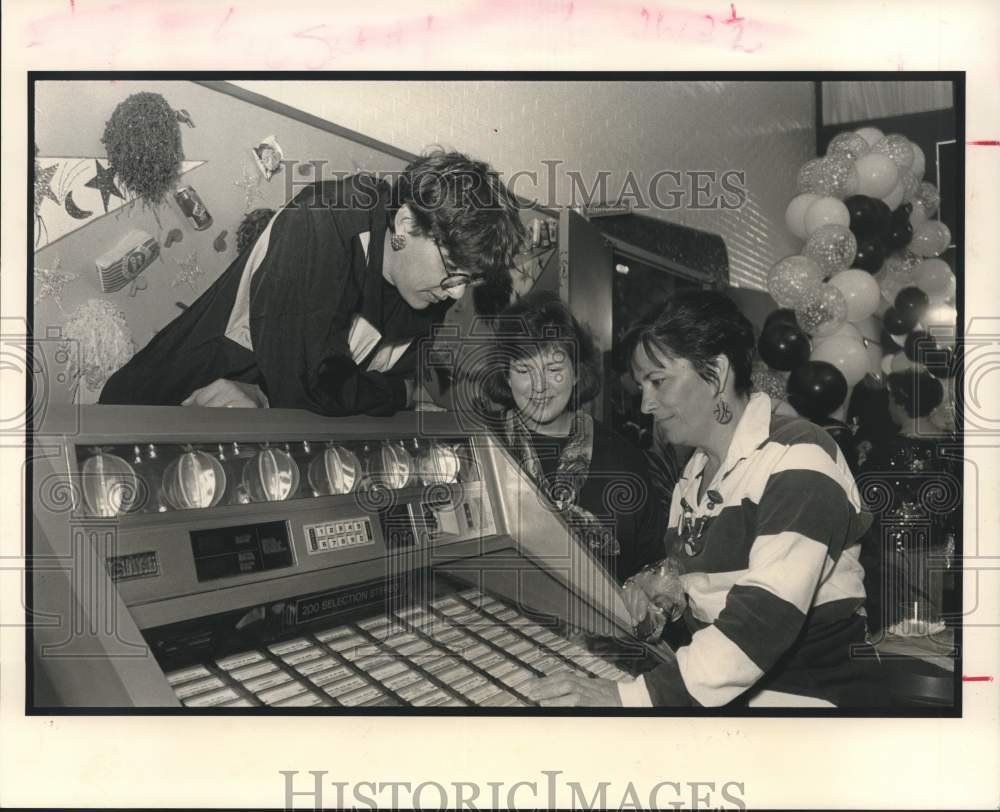 1990 Press Photo Members at the Jewish Community Center at the juke box - Historic Images