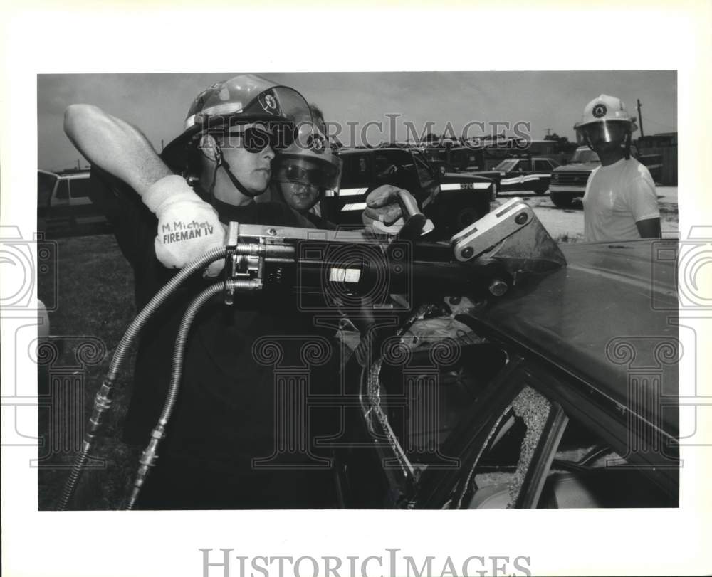 1993 Press Photo Captain Randy Piwetz uses a cutting tool during the training. - Historic Images