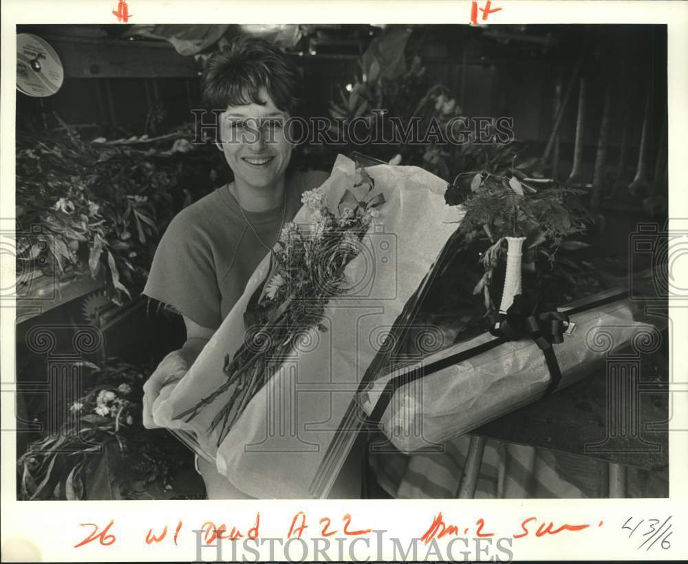 1987 Press Photo Debbie Jaufre displays a dead flower bouquet in her workshop. - Historic Images