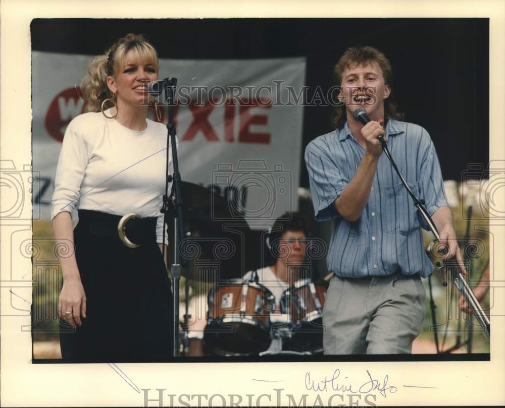 1989 Press Photo Andree Dupepe &amp; Mark Carson during Crunch Tater Jazzsearch - Historic Images