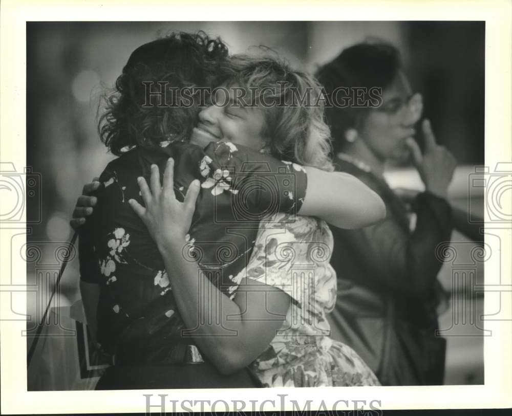 1989 Press Photo Employees hug goodbye at D.H. Holmes store take over - Historic Images