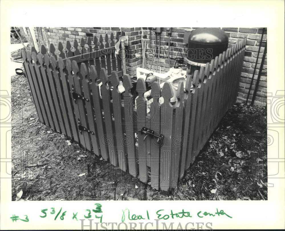 1990 Press Photo Fence built to hide the pool machinery at 2 Cleveland Court - Historic Images