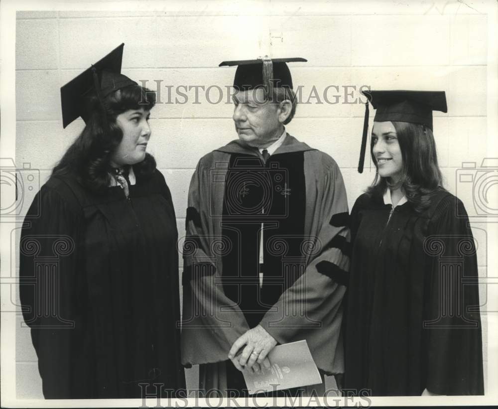 Press Photo UNO Chancellor Dr. Homer Hitt chats with summa cum laude graduates - Historic Images