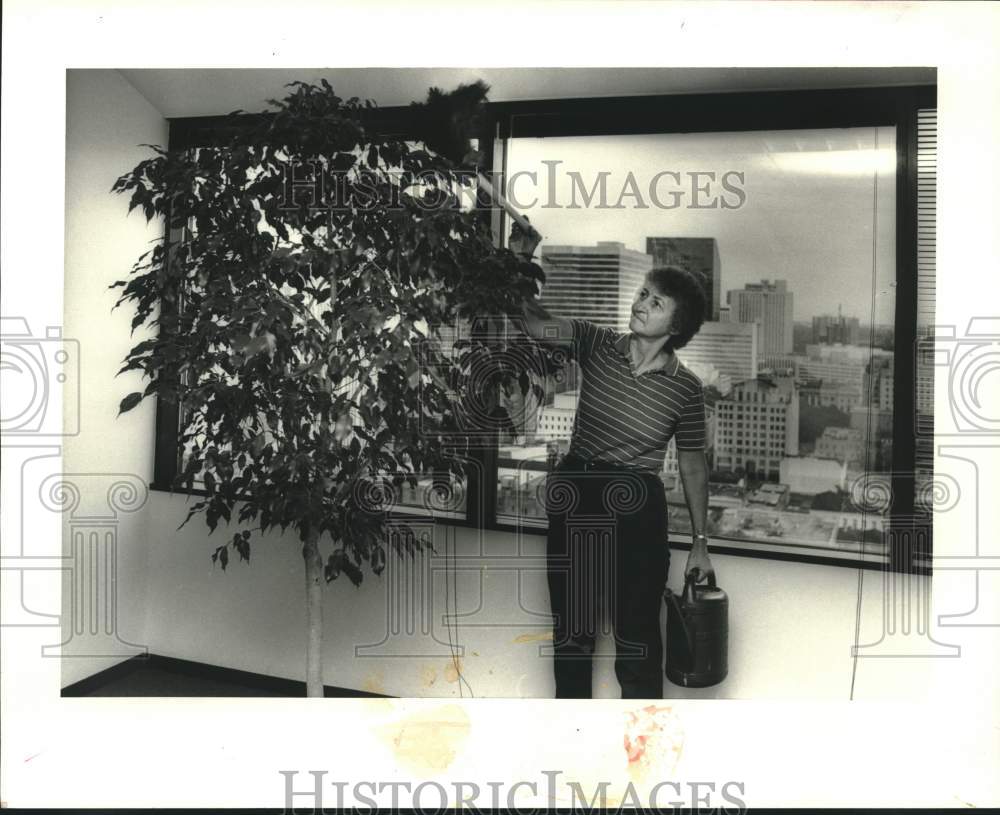 1987 Press Photo The Plant Lady, Nancy Heinz, gardener at a Downtown building - Historic Images