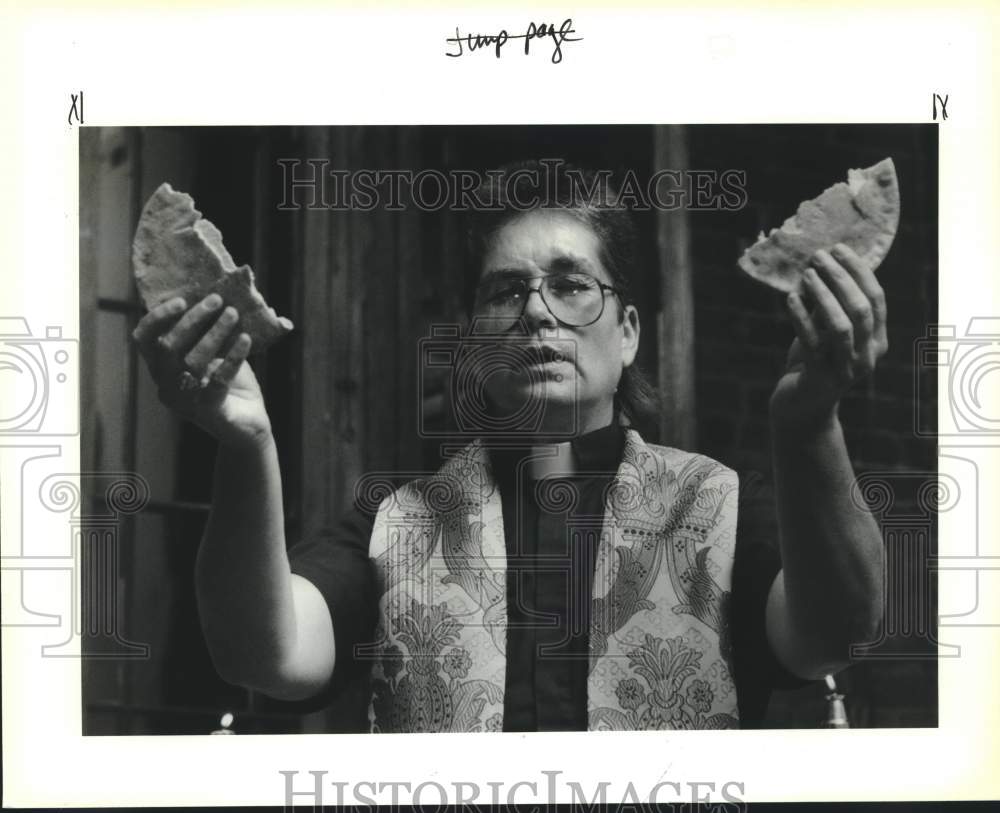 1990 Press Photo Rev. Shelley Hamilton during communion at Vieux Carre Church - Historic Images