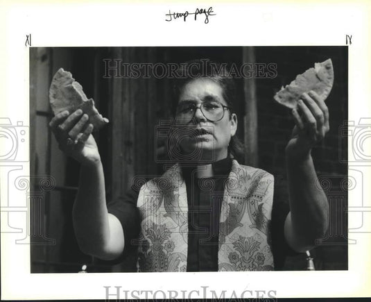 1990 Press Photo Rev. Shelley Hamilton during communion at Vieux Carre Church - Historic Images