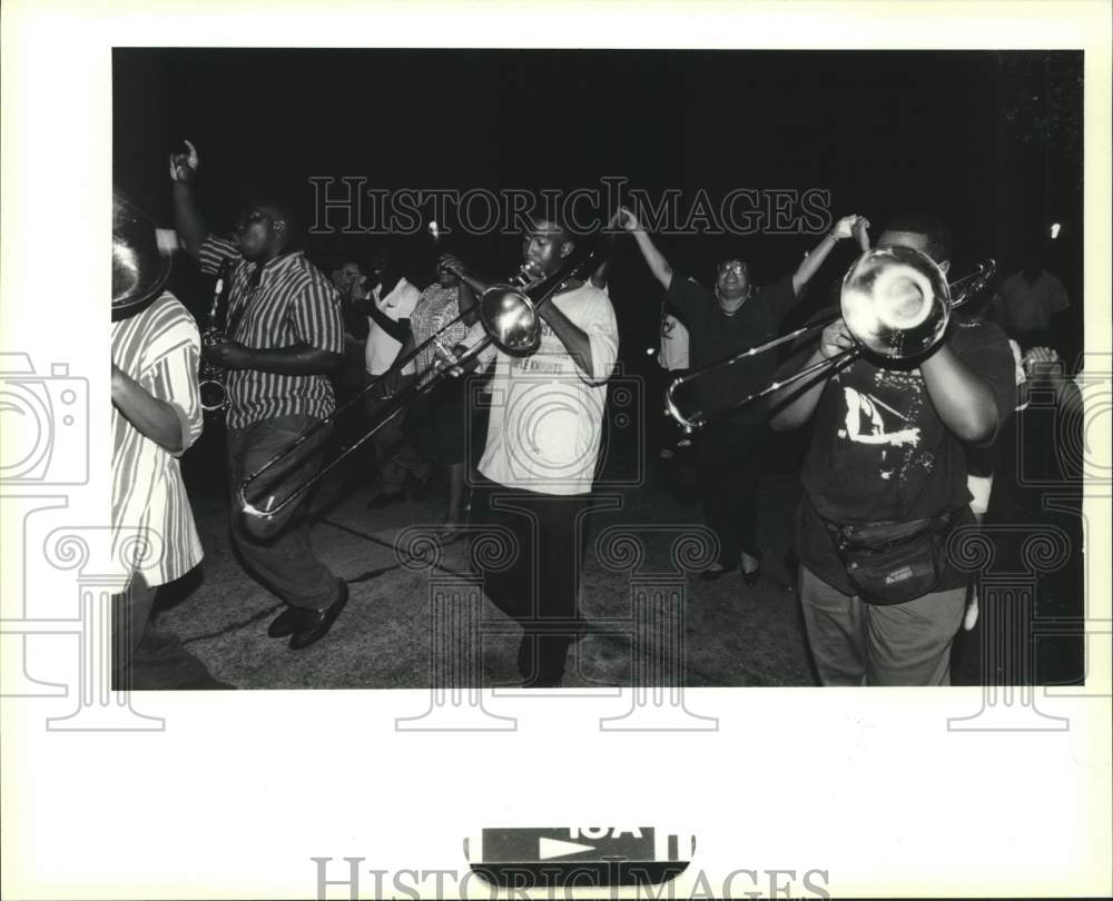 1994 Press Photo Participants in Night Our Against Crime march in Scottsdale - Historic Images