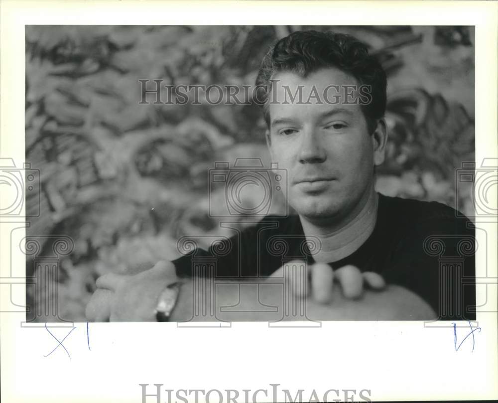 1991 Press Photo Painter John Hamilton in his studio at his New Orleans home - Historic Images