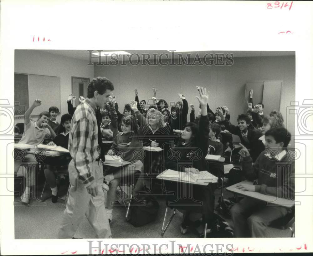 1987 Press Photo Gregory Bodet teaches at Archbishop Philip Hannan School - Historic Images